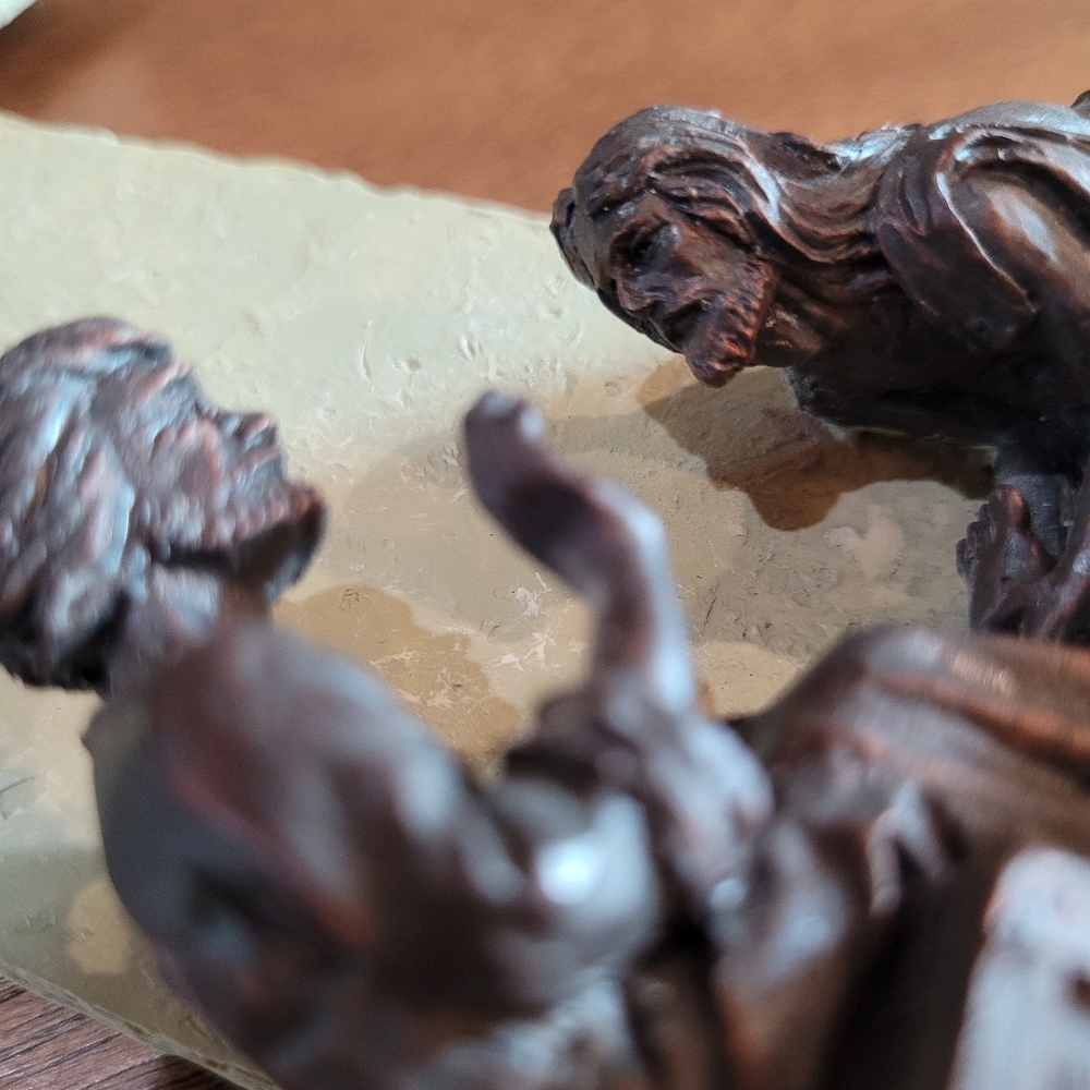 Humble Servant Scripture Cross. Sculpture Jesus washing deciples feet - Picture 11 of 11